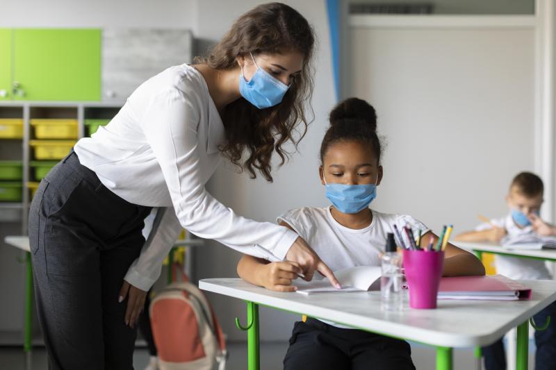 Protocolos sanitários são reforçados na retomada presencial das aulas