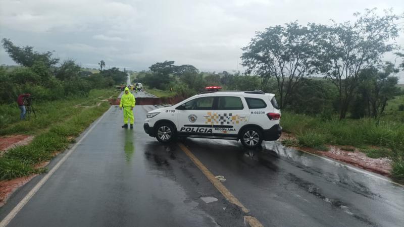 Com as fortes chuvas, cratera se abriu no meio da SP-501, na altura do km 071, entre Flora Rica e Irapuru; trecho está totalmente interditado 