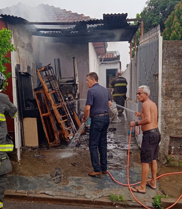 Populares atuaram em conjunto para controlar incêndio que atingiu garagem de imóvel na Vila Áurea, em Prudente