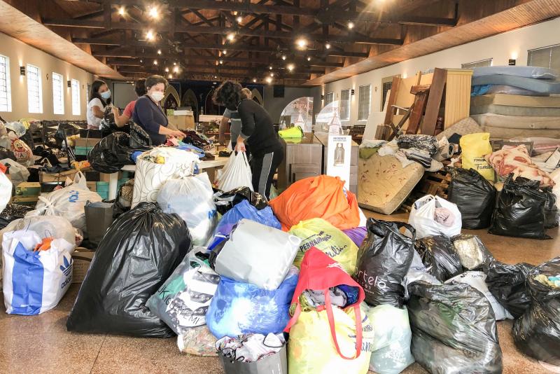 Além do PIX, Paróquia Santo Antônio está recebendo doações de alimentos, água potável, roupas, móveis, colchões, produtos de higiene pessoal e limpeza