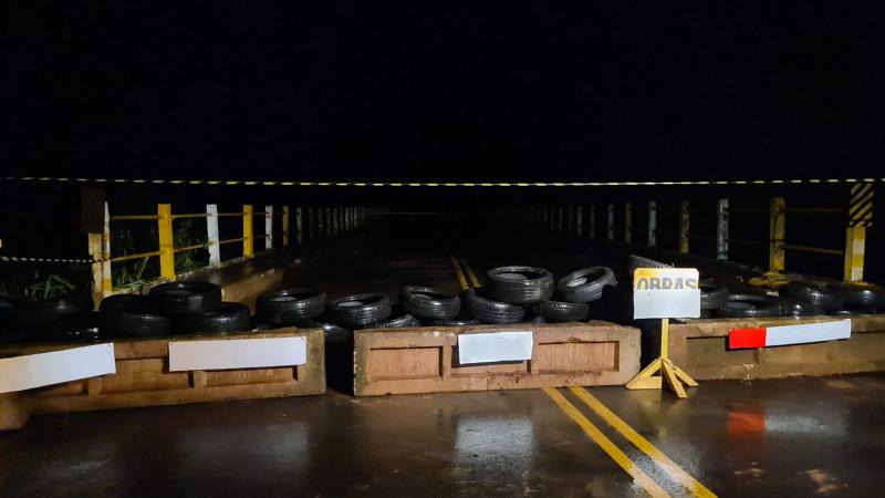 Prefeitura providenciou instalação de barreiras com pneus, placas e demais obstáculos para impedir passagem de veículos