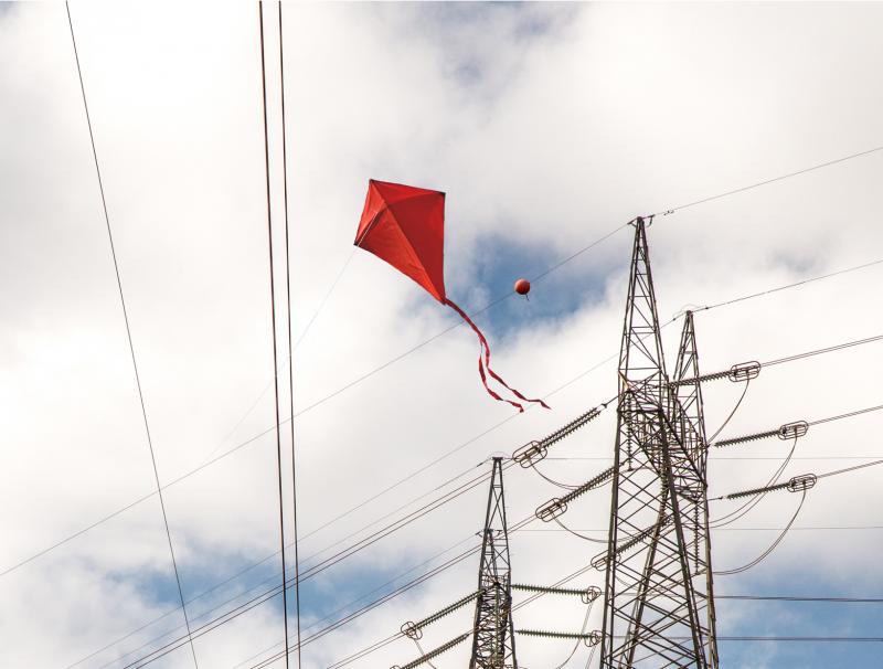 Soltar pipa perto da rede de energia elétrica representa perigo para a comunidade