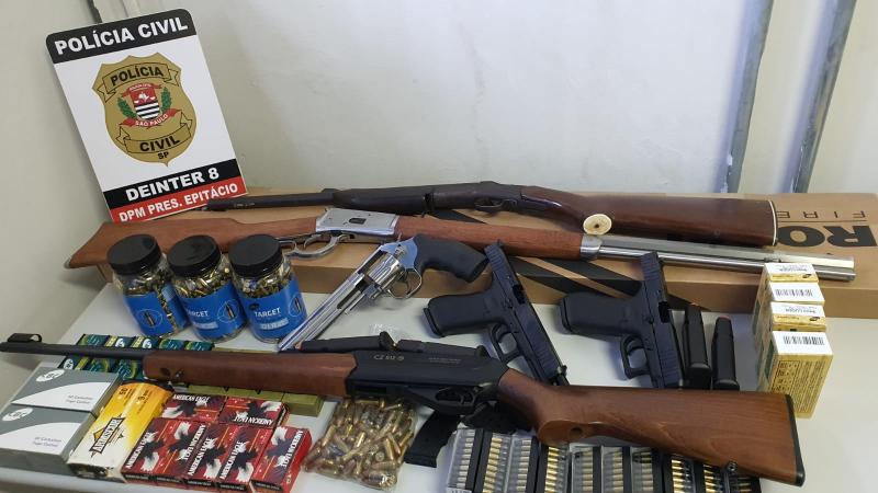Com o vendedor, um homem de 30 anos, foram encontradas várias armas de fogo e grande quantidade de munições