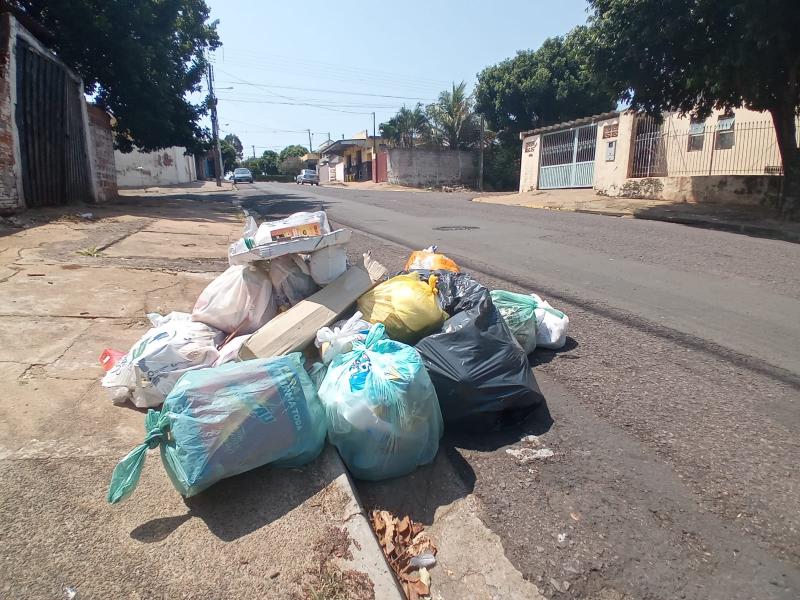 No Jardim Santa Fé, ocorre eventual atraso na coleta de lixo por conta do afastamento de funcionários da Prudenco