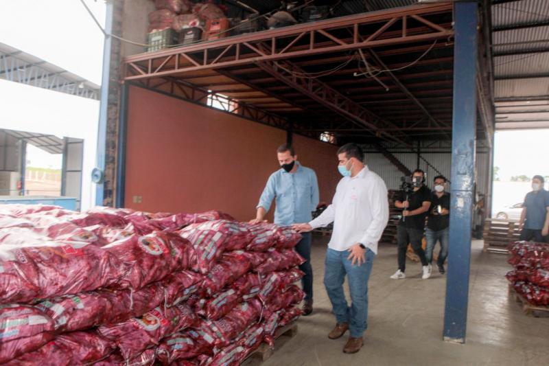 José Eduardo Brigatto, diretor da Agrisouza, que exporta batata-doce, recebeu o secretário da Agricultura, na sua central, em Montalvão