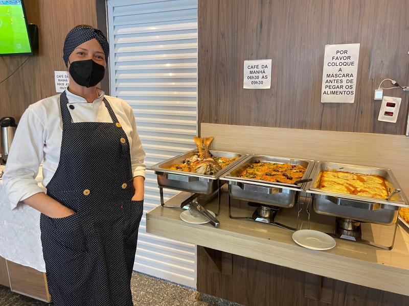 Chef Amanda Chadad prepara a peixada epitaciana, todos os domingos, no restaurante do Hotel Itaverá 