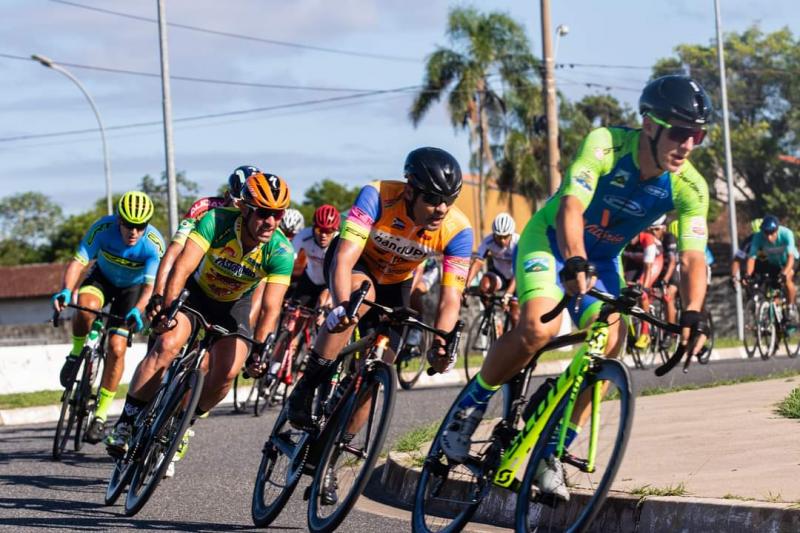 Almir Rogério Lobo (capacete laranja) brilha mais uma vez nas pistas 