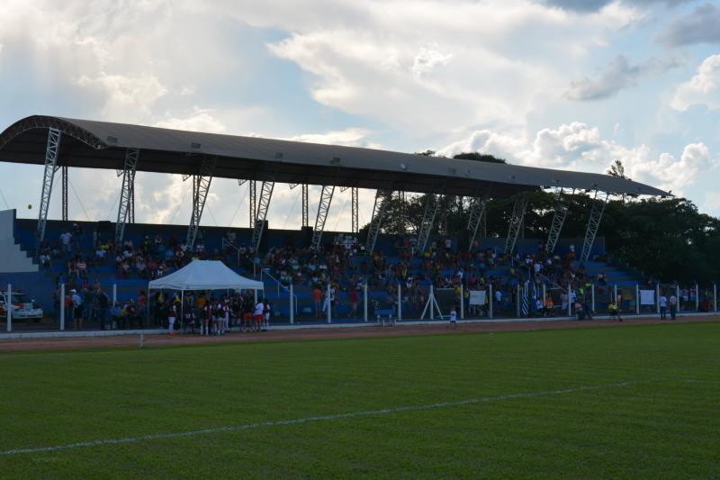 Público compareceu ao evento solidário esportivo no estádio municipal de Martinópolis