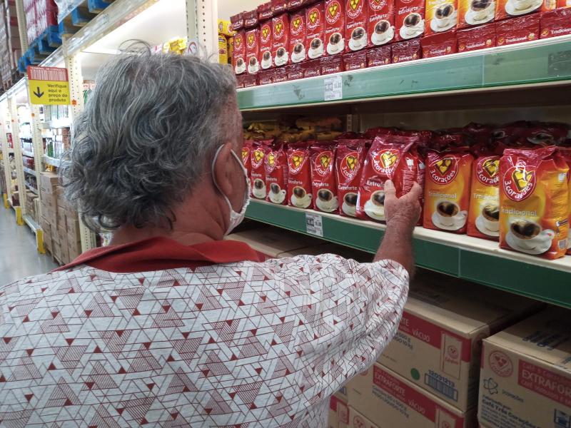 “Tomo de um a dois litros de café por dia. Não tenho preferência”, relata o eletricista Carlos Amorin