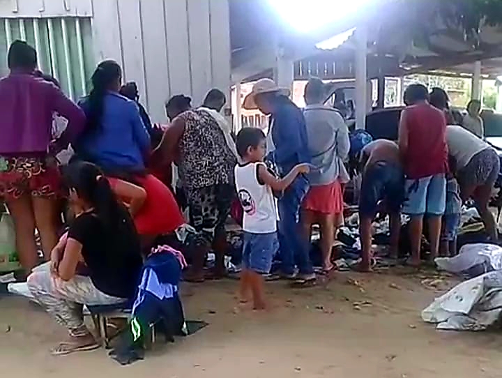 Alegria supera a realidade! Populares escolhem roupas e calçados, doações dos atletas da região