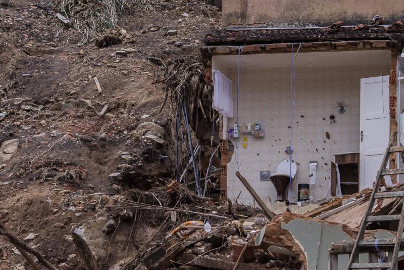 Chuvas que arrasaram a cidade de Petrópolis, na região serrana do Rio de Janeiro, deixaram ao menos mil desabrigados e fizeram 232 mortos até o momento de acordo com a Defesa Civil fluminense