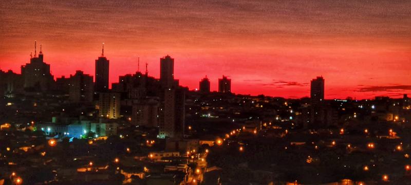 O amanhecer em tons avermelhados de Prudente sob o click de Lourivalter Gonçalves