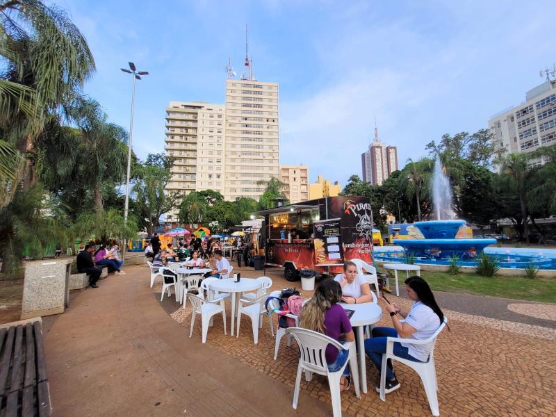 Food trucks com alimentos de diferentes tipos atraíram o público na Nove de Julho