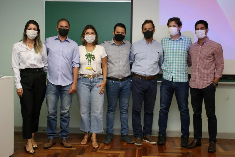  Bruna Oliveira (FGM Dental Group), Valter Cavicchioli (prof.), Cláudia Lima Coelho (diretora do curso de Odonto da Unoeste), Rubem Brunheroto (prof.), Álvaro de Oliveira Lima (coordenador), Roberto Dalaqua (prof.) e Bruno Moriki (prof.)