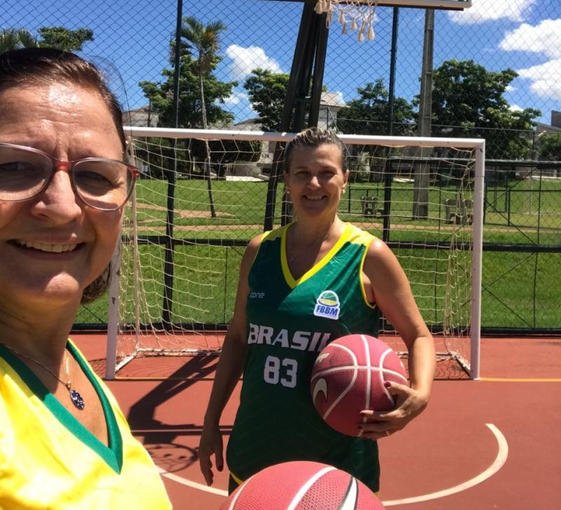 Há cinco anos Lika e Bia já participam do basquete master