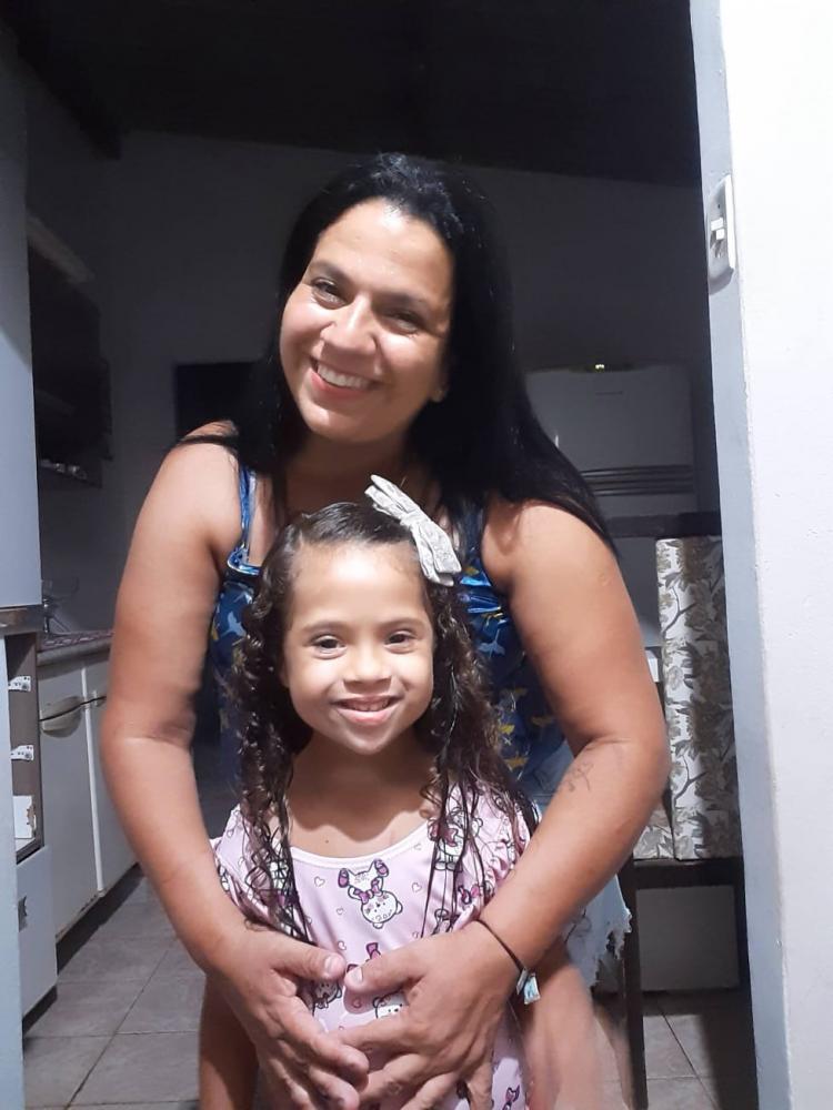 Diarista Tatiane Aparecida de Souza e sua filha Heloísa, de seis anos