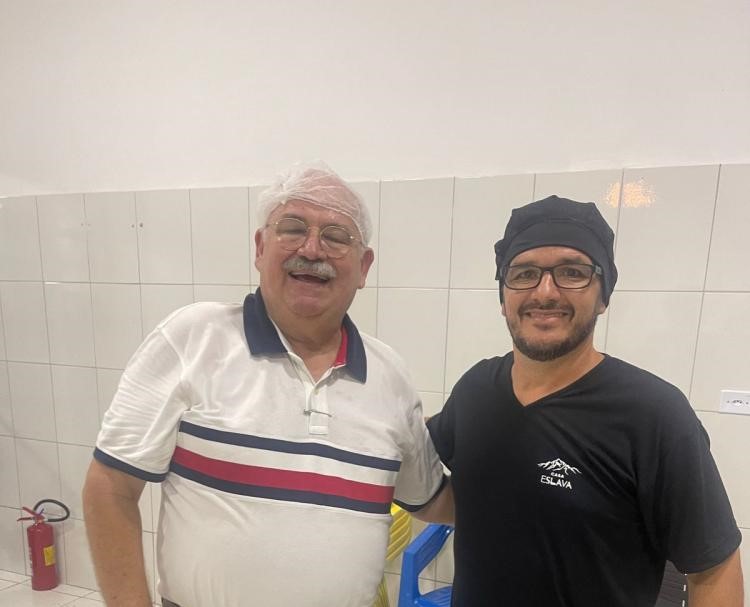 NOVIDADE Chef Valdeir Vendrik, especialista em cozinha eslava, e o franqueado Leonardo Vilas Boas, inauguraram a primeira Casa Eslava da região, segunda do Brasil