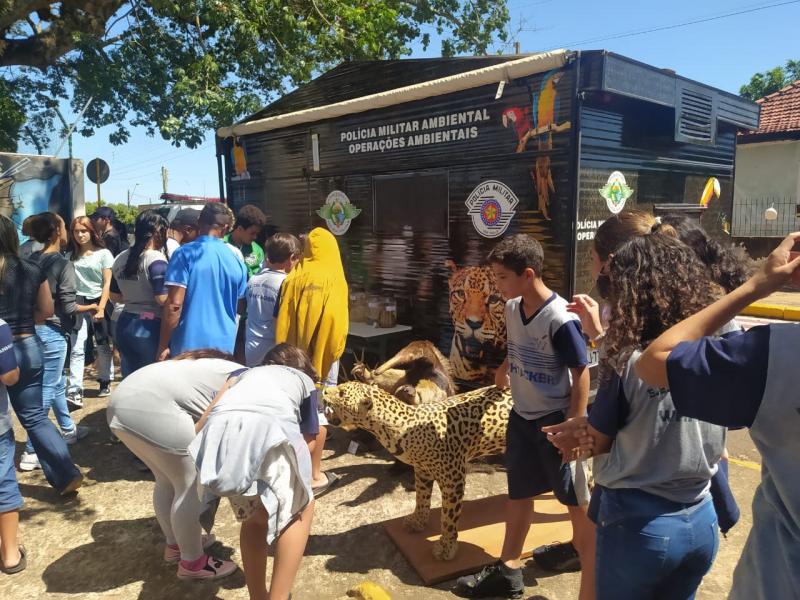 Equipe de Educação Ambiental da corporação esteve em Anhumas para realizar a exposição de animais taxidermizados e palestras