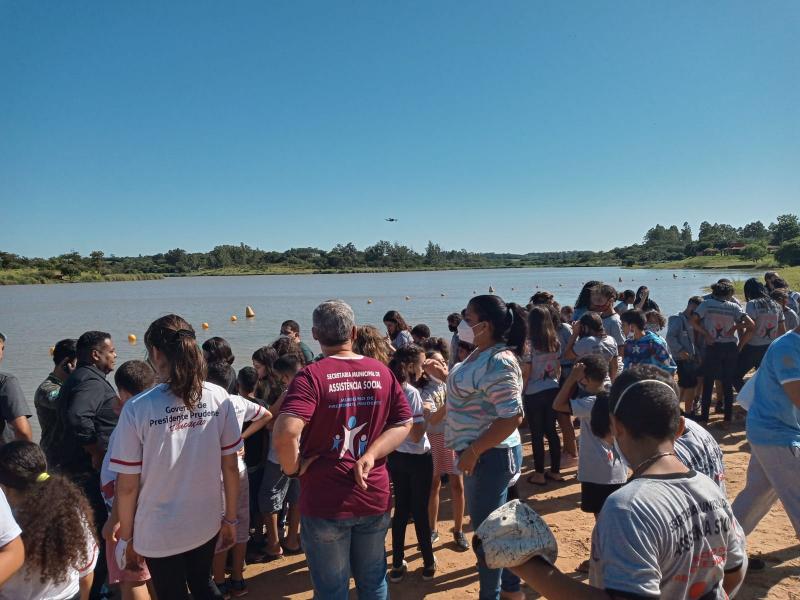 Soltura de alevinos fornecidos pela Unoeste também compôs a série de ações ambientais na manhã desta terça, no Balneário da Amizade