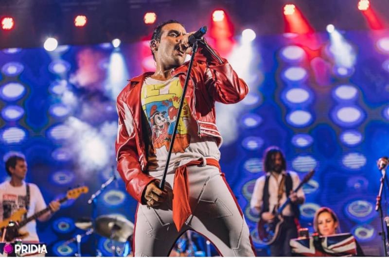 No palco, Elvis Balbo interpreta Freddie Mercury e o público mata a saudade