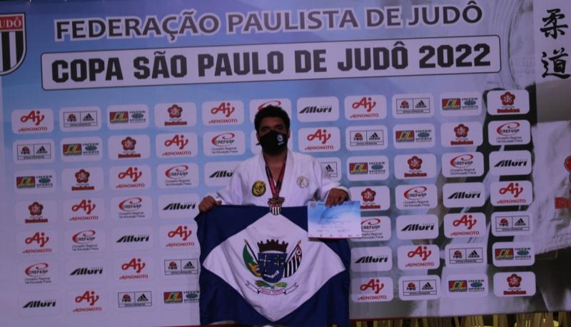 Lucas, com sua medalha e a bandeira da sua cidade, vem numa crescente de êxitos nos tatames