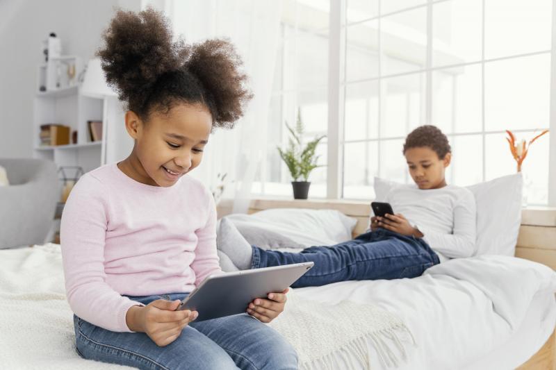 Crianças esquecem de brincar para ficar no celular, tablet; quanto mais interativo é o aparelho, maior o potencial de dependência