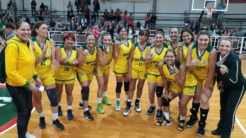 Equipe celebra o segundo lugar no 11º Pan-American Maxibasketball