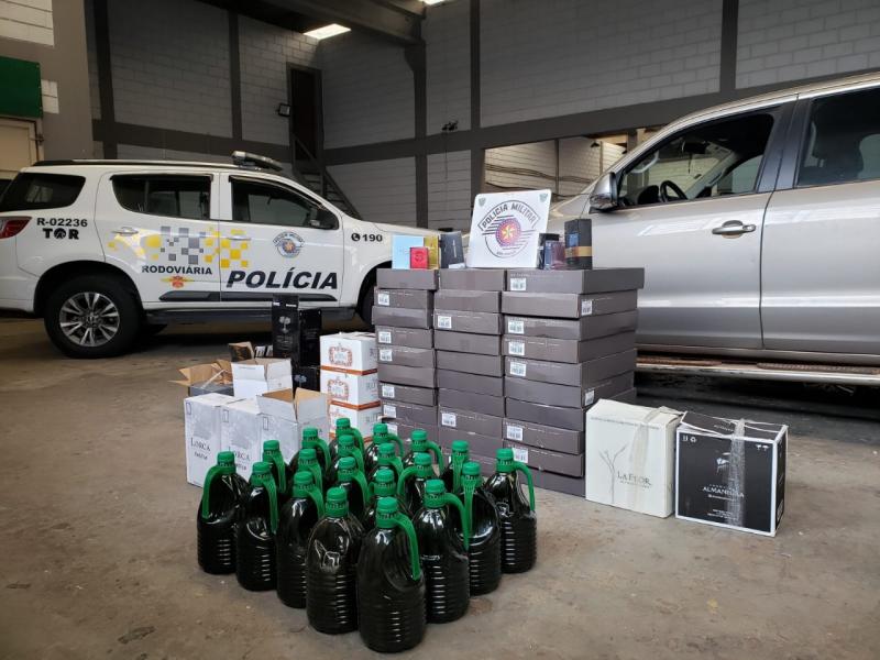 Equipe policial apreendeu o veículo 274 garrafas de vinho, seis garrafas de licores, nove frascos de perfumes de marcas diversas, 20 galões de azeite e, também o veículo utilizado pela dupla