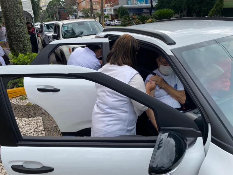 Drive-thru de vacinação para idosos ocorreu neste domingo em Prudente