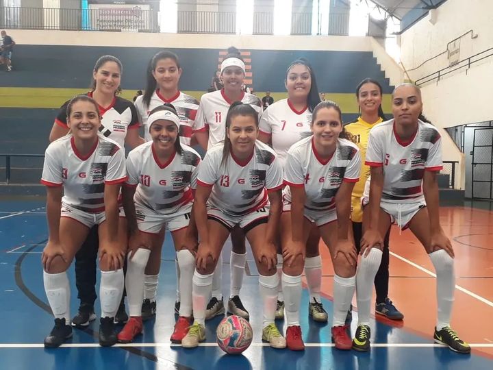 Leniza com suas meninas no Campeonato Regional de Futsal de Paraguaçu Paulista