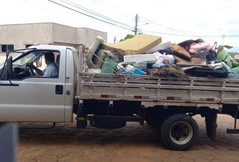 Ao todo, seis caminhões são usados para o recolhimento de materiais