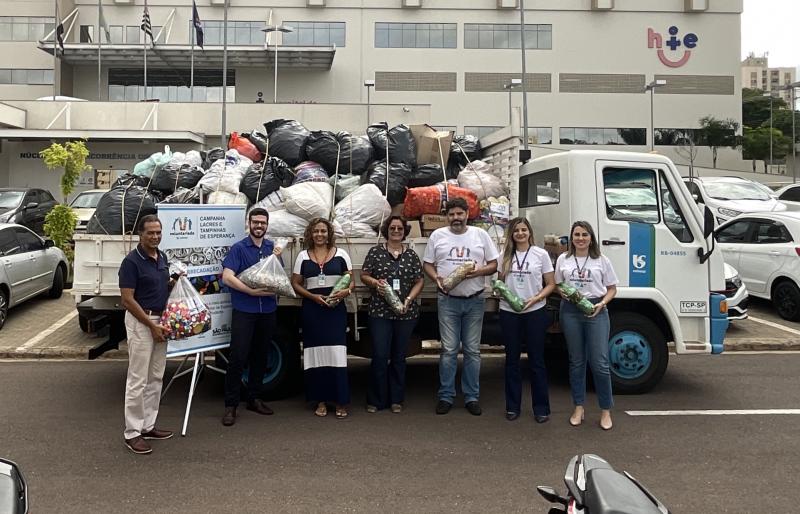 Representantes do projeto Lacres e Tampinhas de Esperança realizaram entrega nesta quinta