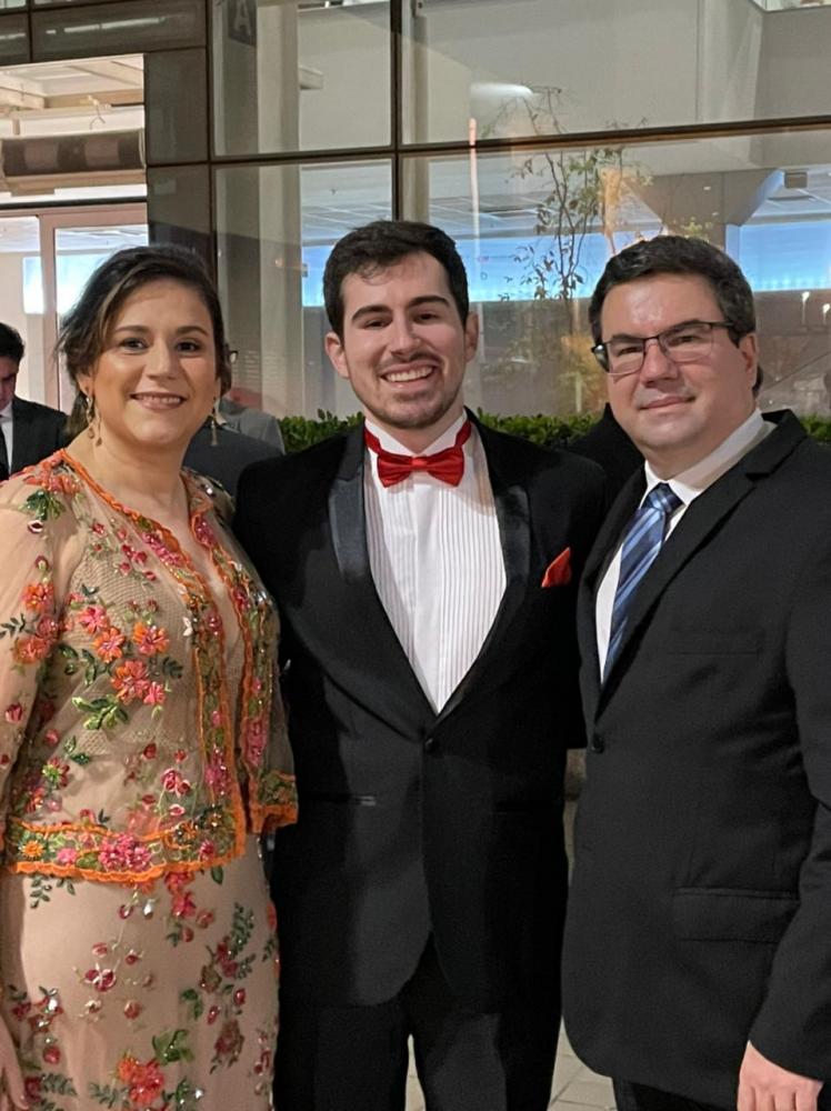 PAULA RICCI RAPCHAN BEZERRA E CARLOS EDUARDO BEZERRA, COM O FILHO ARTHUR, FORMANDO DE DIREITO PELO MACKENZIE