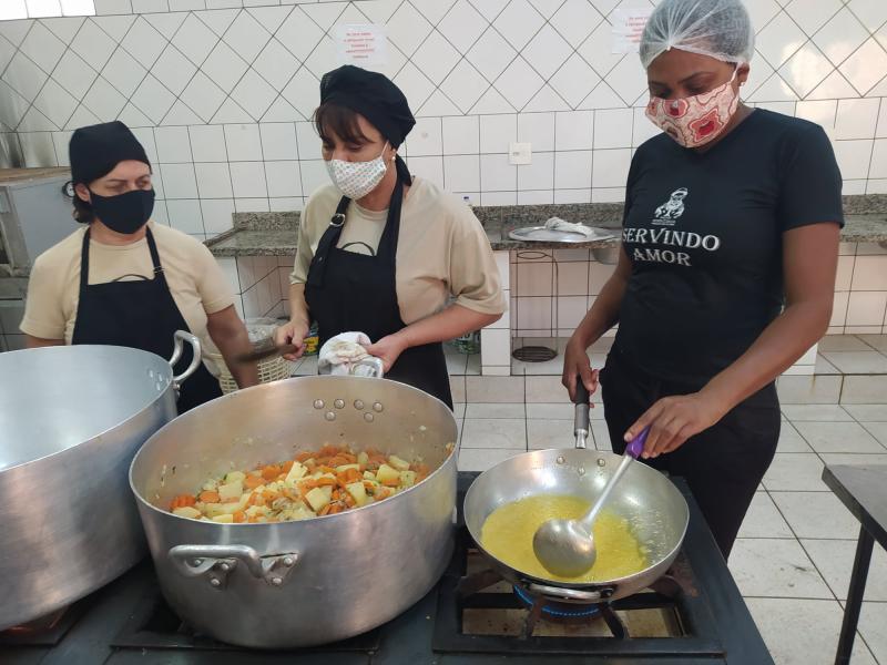 Grupo conta com cerca de 30 voluntários que cuidam do preparo das marmitas