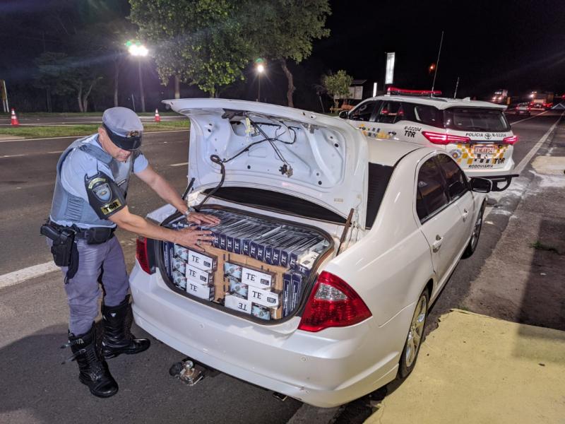 Durante vistoria veicular, policiais encontraram 15 mil maços de cigarros contrabandeados