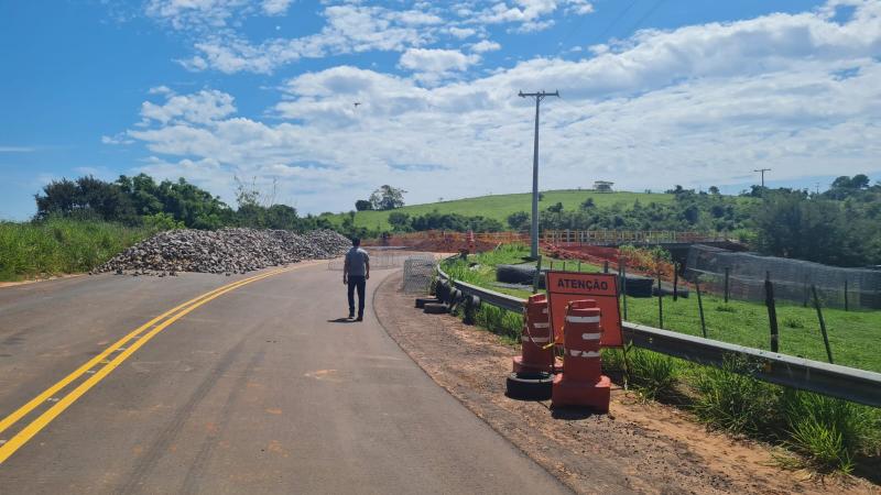 Empresa responsável pelos trabalhos transportou pedras e telas ao local