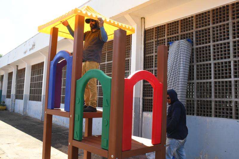 Equipes cumprem cronograma de instalação dos playgrounds nas unidades