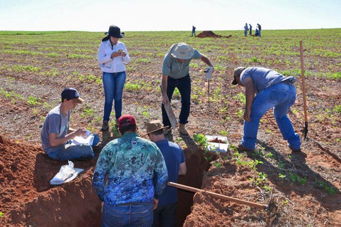 Coleta de amostras de solo e tricheira aberta na fazenda Ybyete Porã, em Rancharia