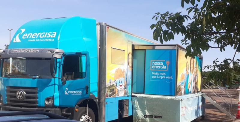 Caminhão para troca de lâmpadas está estacionado na Praça Luiz Ferraz de Mesquita, no centro