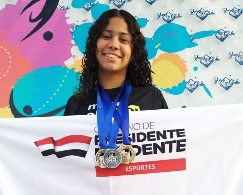 Jéssica de Oliveira trouxe 2 ouros: nos 1.500 m livre e nos 400 medley, e prata nos 100 m costas