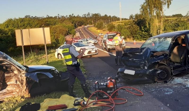 Acidente de trânsito envolveu dois carros e uma motocicleta neste domingo na Rodovia Comandante João Ribeiro de Barros, em Adamantina; uma pessoa morreu e outras quatro ficaram em estado grave