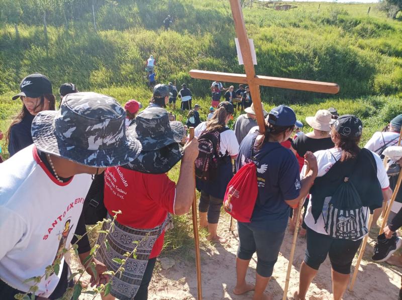 Neste ano, trajeto contou com cerca de 100 fiéis, entre caminhantes e apoiadores