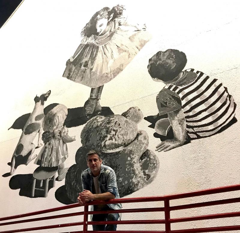 Beto, no momento em que concluiu a arte do Matarazzo que homenageia o teatro do centro cultural
