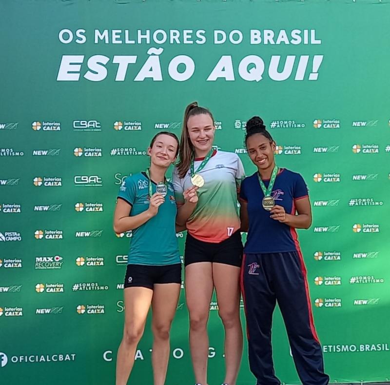 Rayssa Romão Rodrigues, feliz no pódio por seu terceiro lugar