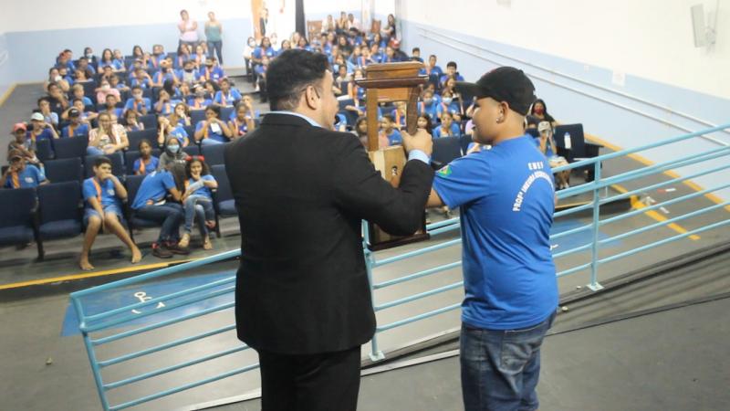 Ação teve o objetivo de conversar com jovens e adolescentes sobre os riscos do uso de drogas e alcoolismo