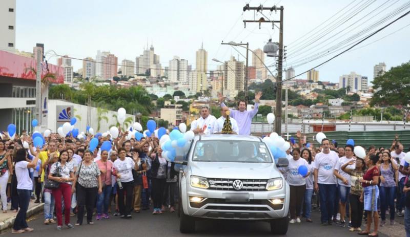 Tradicional caminhada ocorre no domingo, às 15h, saindo do Santuário Diocesano Nossa Senhora Aparecida 