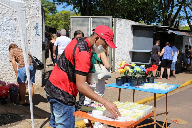 Ambulantes podem comercializar flores, velas e água