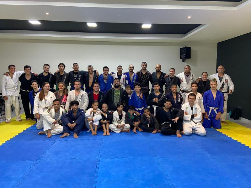 Aulas de jiu-jitsu são ministradas por voluntários e o professor Nilson Nunes
