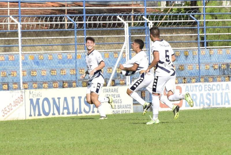 Camisa 11 do Grêmio Prudente, Geovany abriu o placar contra o Itararé com um golaço de fora da área 