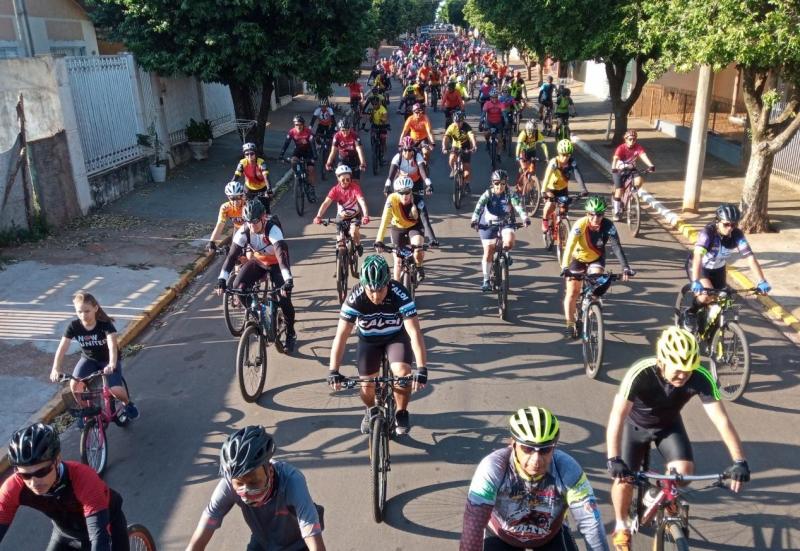 Participantes fizeram um tour nas principais ruas do município